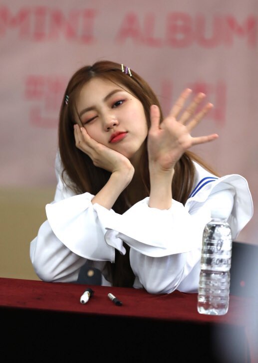 evesloone's tweet photo. @CLCFAMS Hello! I'm Kwon Eunbin, 00L. wana be a part of #CLCFAMS mind to verif me? Crystal Clear! https://t.co/nlNo0XCwZh