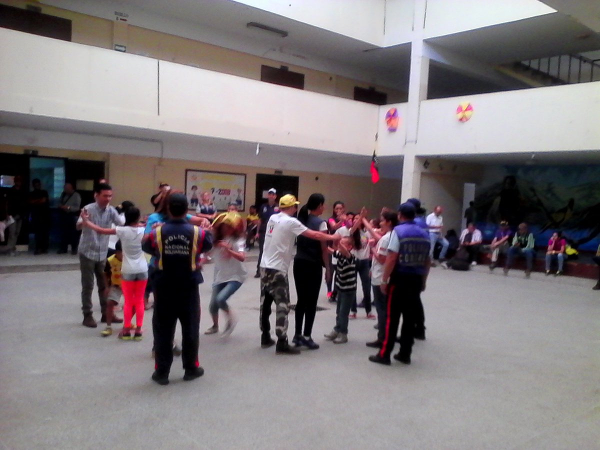 Los niños y niñas de las comunidades disfrutan de actividades recreativas totalmente gratis.!!! #EscuelasAbiertasSembrandoFuturo