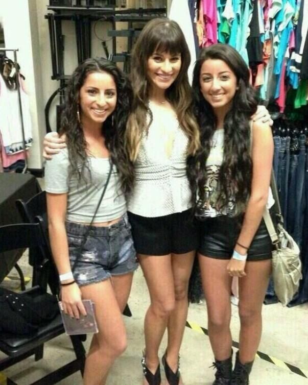 _tinyypjm's tweet photo. @LeaMichele 10 - Lea with your fans https://t.co/Yqc2Grrwd6