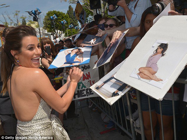 _tinyypjm's tweet photo. @LeaMichele 10 - Lea with your fans https://t.co/Yqc2Grrwd6