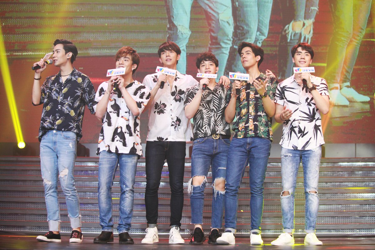 FunThaiCulture's tweet photo. #FunThaiCulture #2moonstheseries Chinese Shows Tour - Chengdu FanMeeting, Aug 26, 2017. Amazing feedback from Chinese fans! Thanks all of u! https://t.co/PLGW6kJYM7