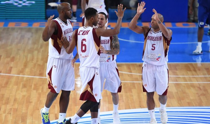 SistemaCarabobo's tweet photo. #Deportes #Baloncesto De la mano de John Cox, Venezuela consiguió primera victoria en la AmeriCup ante Islas Vírgenes por marcador de 86-84. https://t.co/MSGMcwIqu8