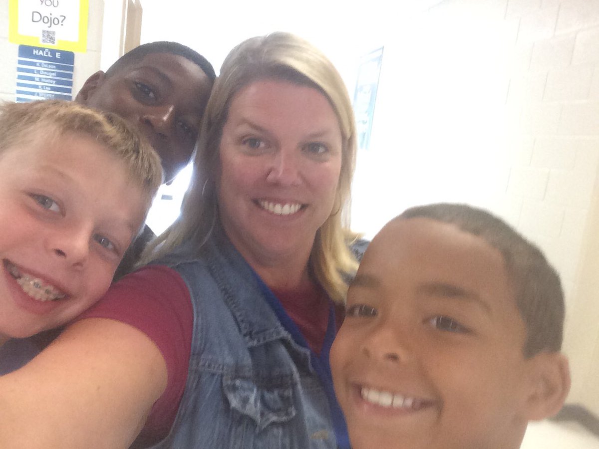 DougalSperry's tweet photo. Hallway selfie with these fabulous 4th graders!  #4thgraderocks #bestyearyet #Dougalsperry https://t.co/iMoUePUBQI