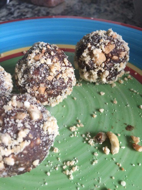 fuelright's tweet photo. #raw #energyballs = pop post 2016 #fuelrightblog. Find #recipe #podcast & #jumprope #workout: https://t.co/sasT5gKCtC @athletes #nutrition https://t.co/PTygaZWvrU