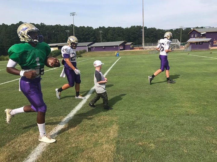 TheJasonMathis's tweet photo. Love theses Indians with LJ @killa_Chris_2 @LandonMathis52 #ECHSgold #ECstrong #thelittlethings #makingmenoutofboys #eastcowetafootball https://t.co/QTOAAkRSJ3