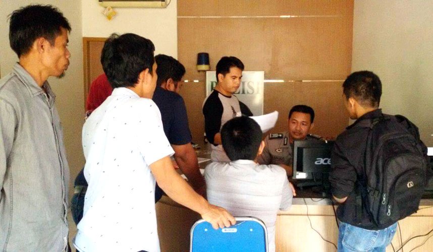 redaksi110's tweet photo. Diduga Cemarkan Nama Baik Pendamping Desa, Kades Pasimarannu Sinjai Terancam Enam Tahun Penjara
https://t.co/vUKlF3CL1x https://t.co/PLOAp7g3bR