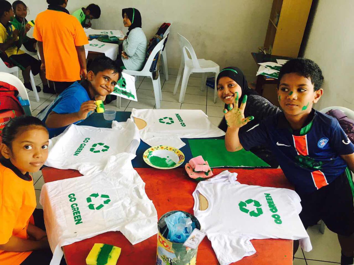 HimmafushiSchl's tweet photo. Grade 2 students printing on their T-shirts #learnbydoing #learnbyexperiencing @EducationMV @aishathshiham https://t.co/7zYUoRgA6l