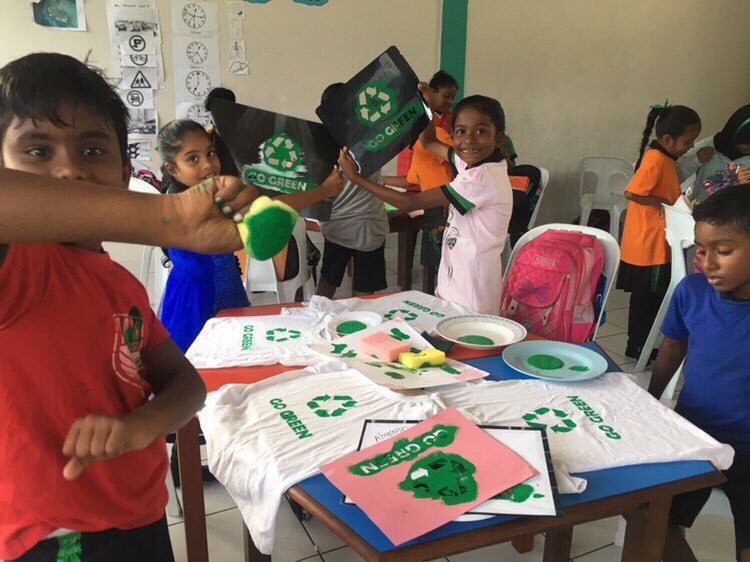 HimmafushiSchl's tweet photo. Grade 2 students printing on their T-shirts #learnbydoing #learnbyexperiencing @EducationMV @aishathshiham https://t.co/7zYUoRgA6l