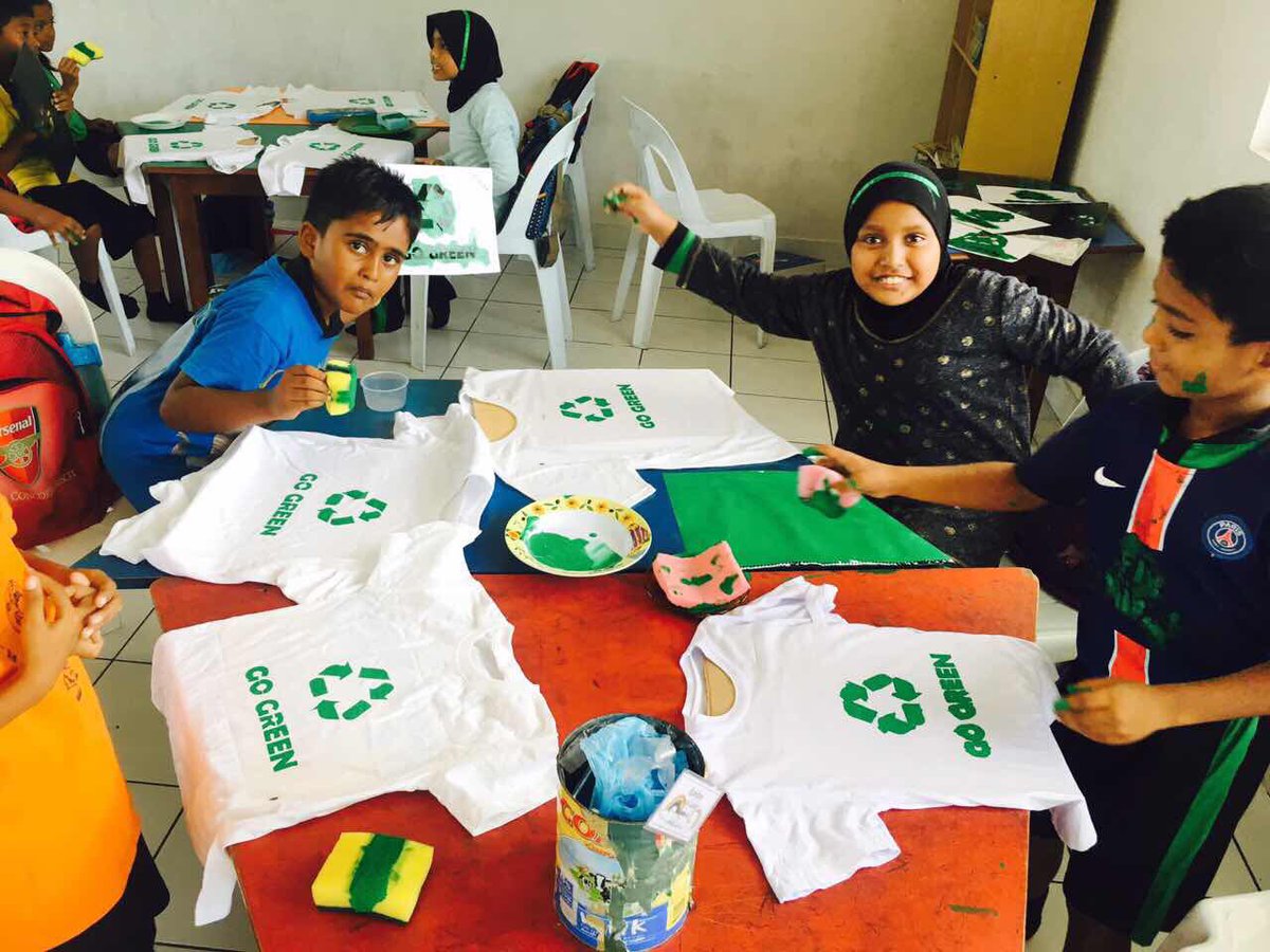 HimmafushiSchl's tweet photo. Grade 2 students printing on their T-shirts #learnbydoing #learnbyexperiencing @EducationMV @aishathshiham https://t.co/7zYUoRgA6l