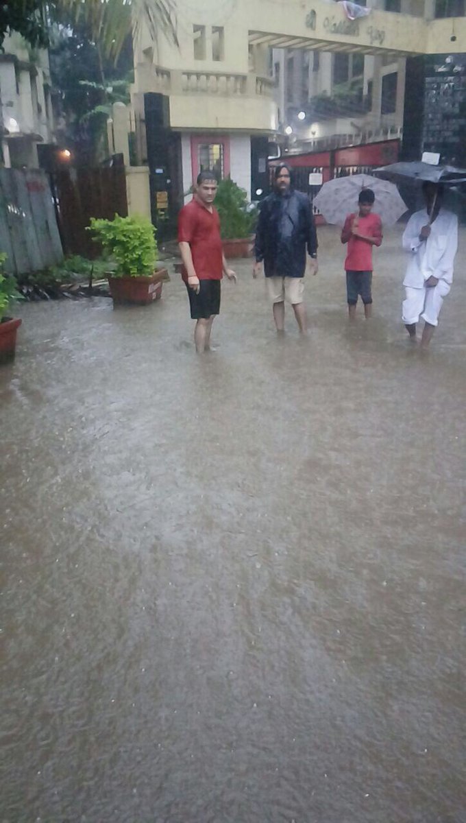 SiddharthAtWork's tweet photo. Visited and called BMC workers on site to help people in #pushpapark malad east. https://t.co/Lv2sxrxaLl