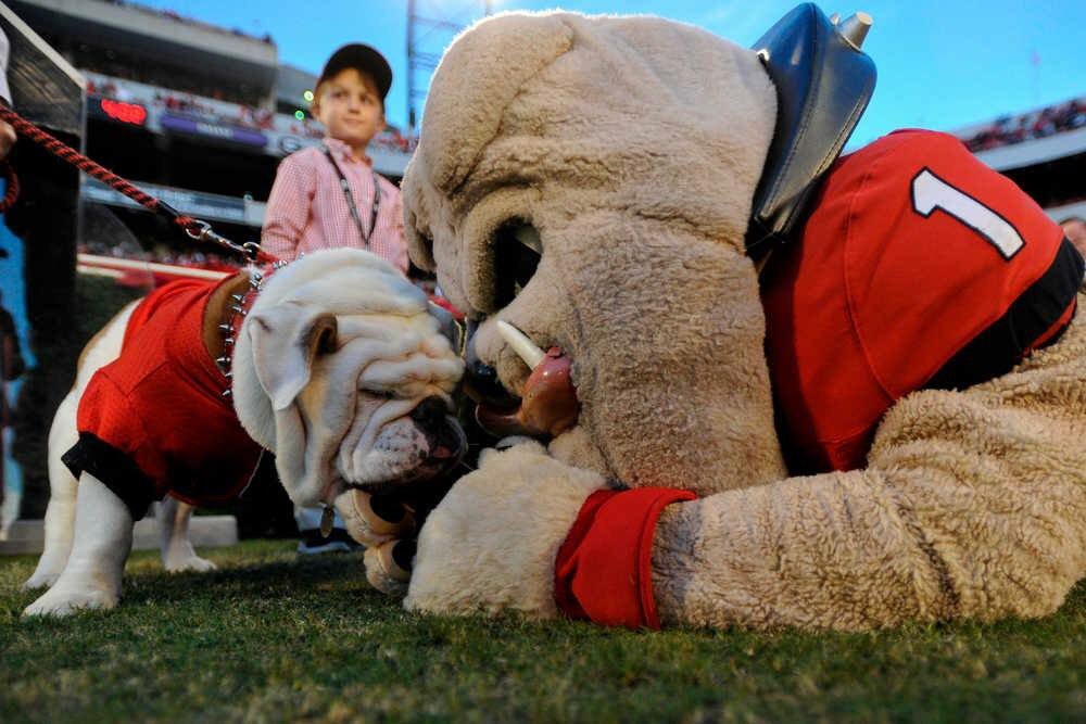 UGAalumniCLT's tweet photo. 4๏ธโฃ days until football! We are excited for game watching @kickstandCLT. Reason #5: Lots of parking! #UGAvsAPP https://t.co/kc9WwcCbf7