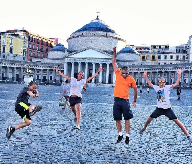 MEEMmemory's tweet photo. When you finally make it to #Napoli after a long day of #travel. #MEEMMemory https://t.co/rJOhwhXkKU