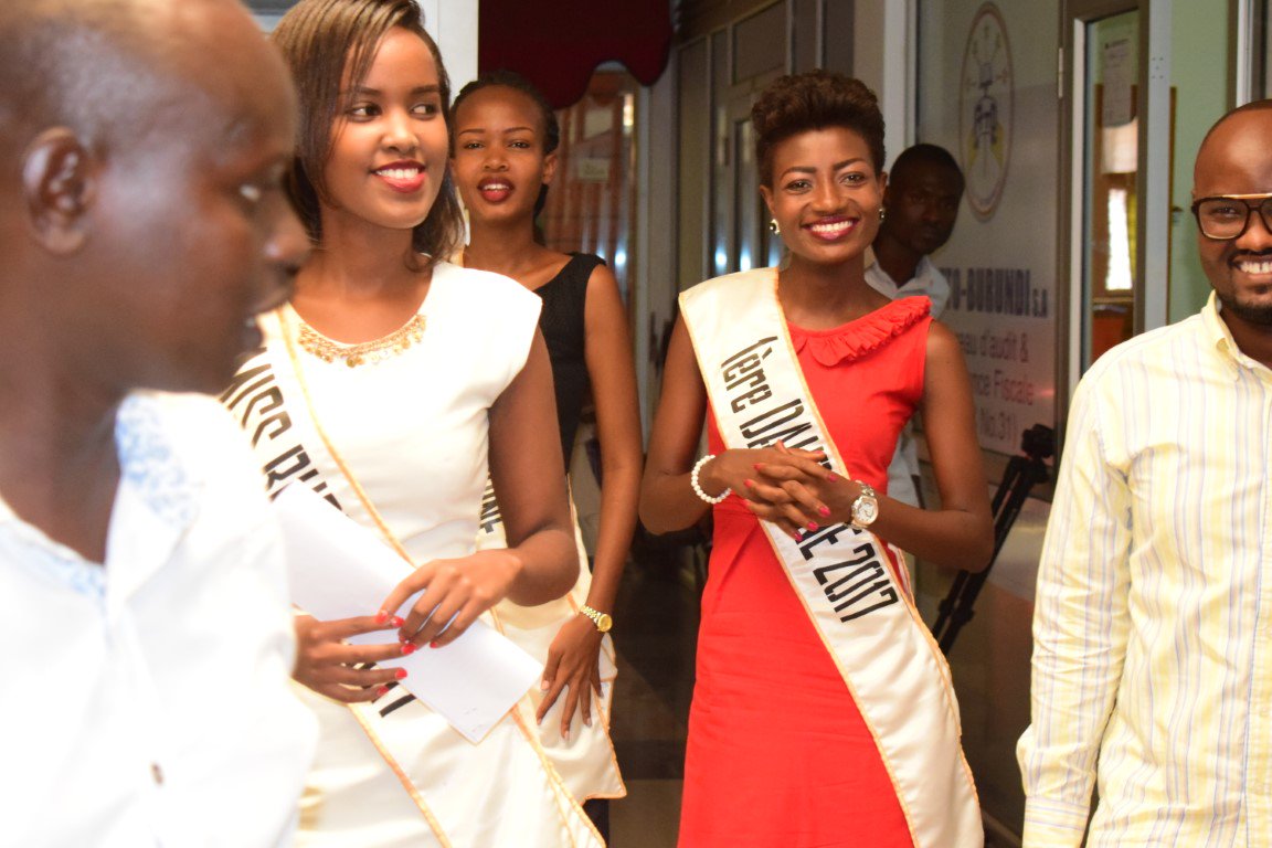 NAWE_bi's tweet photo. @MissBurundi2017 @ikoh_m @Arlette30715748 @MoniaGateka Kuki Miss #Burundi 2017 yunze ubucuti na Ikoh ? @ikoh_m @Arlette30715748            @MoniaGateka @miss2017Burundi https://t.co/X60YJMruzG https://t.co/LxowqYZmMU
