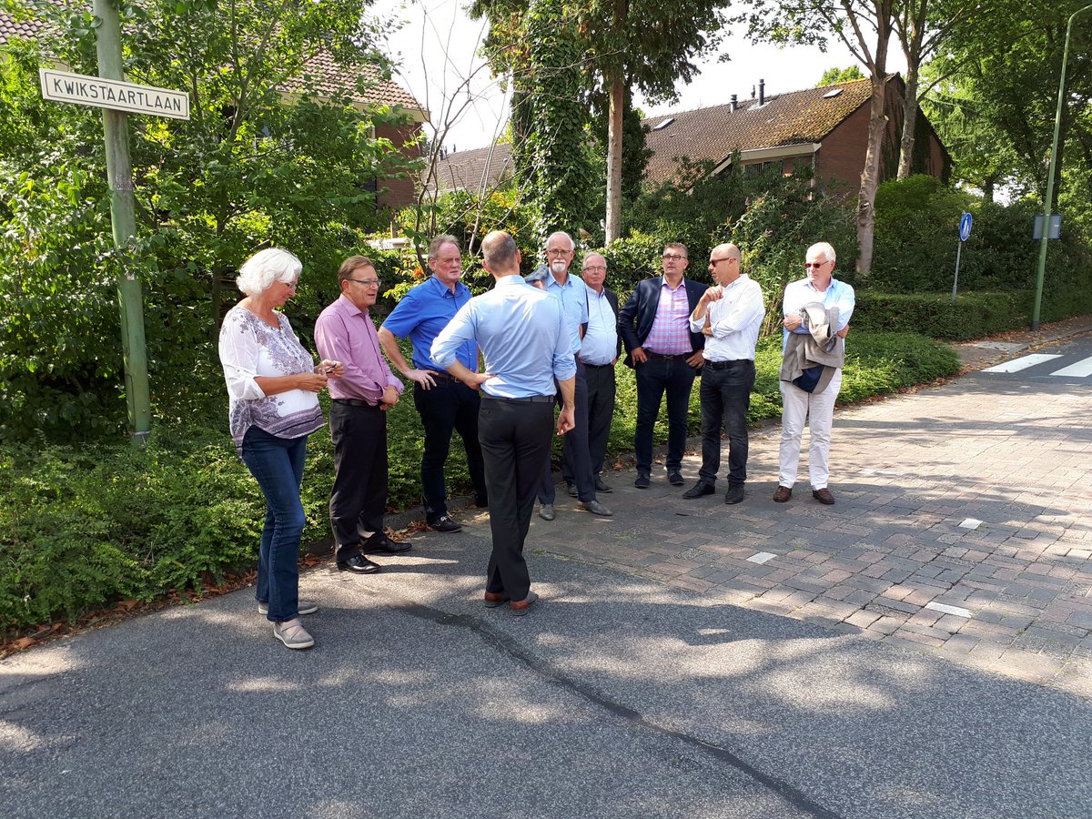 WM_ZeistWest's tweet photo. Vanmiddag B&W Zeist en directie #Woongoed in de Vogelwijk. Veel ontwikkelingen te laten zien en bespreken. https://t.co/mHmMc6Xfub