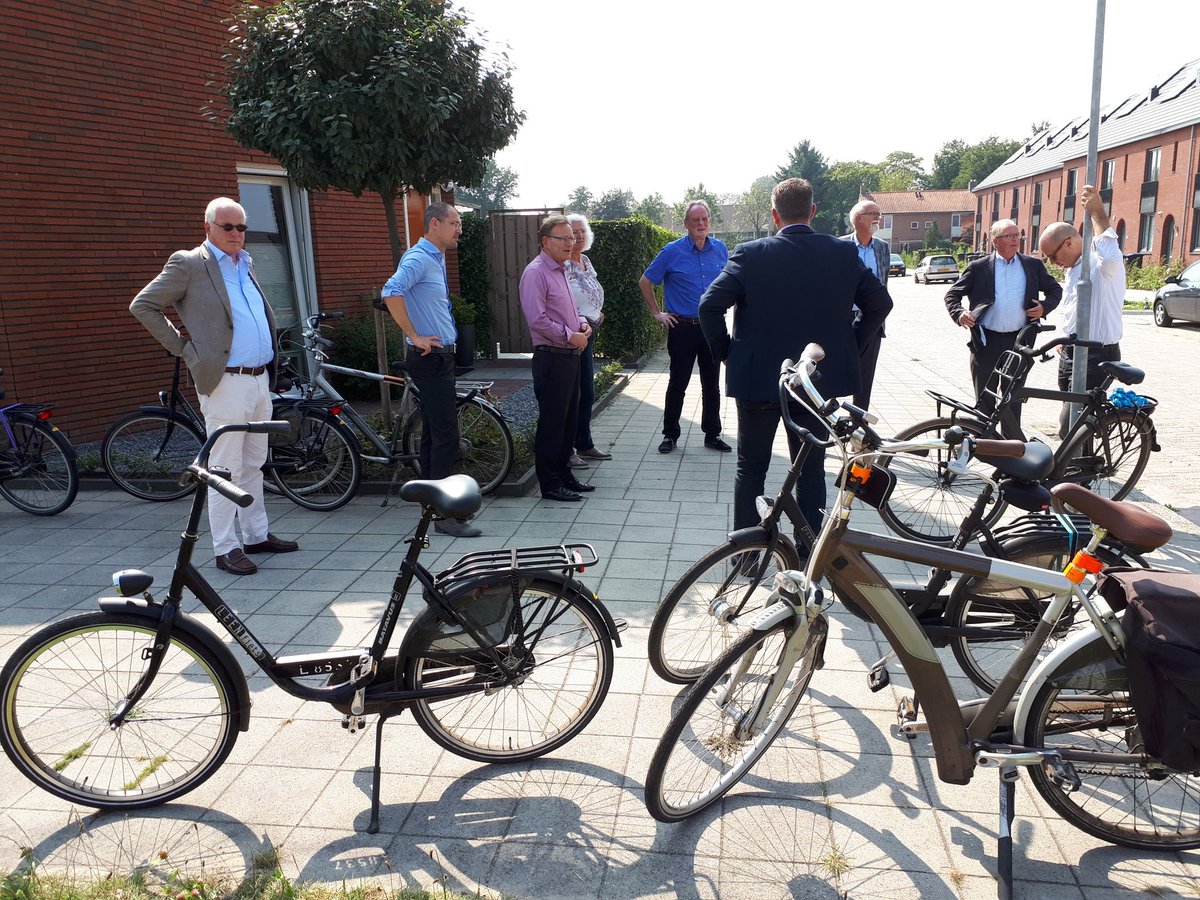 WM_ZeistWest's tweet photo. Vanmiddag B&W Zeist en directie #Woongoed in de Vogelwijk. Veel ontwikkelingen te laten zien en bespreken. https://t.co/mHmMc6Xfub