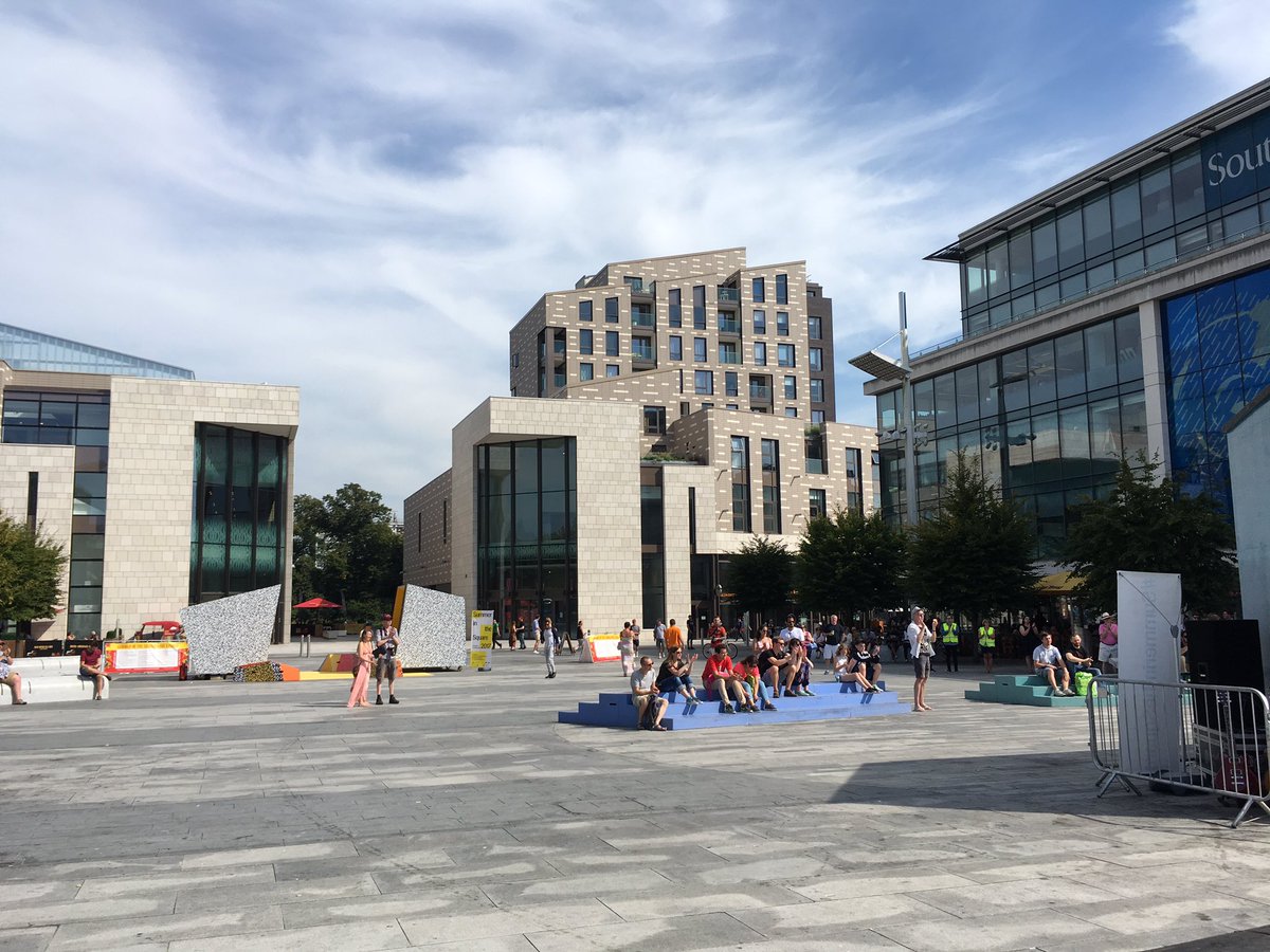 ArtsUniSouth's tweet photo. High quality #livemusic from @soplaylist, fun and laughter with #huddlehood and glorious #sunshine >> All thanks to @SummerintheSq π https://t.co/t8OSIRiWf4
