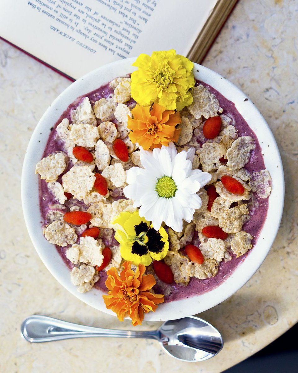 Savoring the last days of summer with my summery Kellogg's Special K Original Cereal @specialk_ca smoothie bowl! #OwnIt #Sponsored