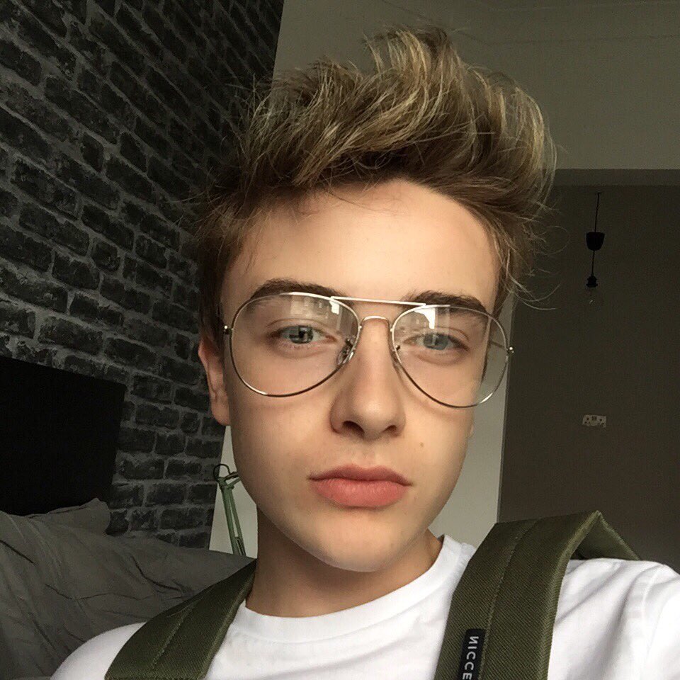 disneythrowbck's tweet photo. if Harry Potter and Edward Cullen had a son https://t.co/9XBojtx2De