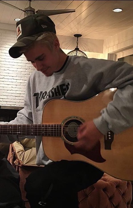 justinlovedgir2's tweet photo. zirvedeyiz canım sesinizi duyamıyoruz #DreamTVdeBuyukFinal #JustinBieber https://t.co/W6Gsjne9Jm
