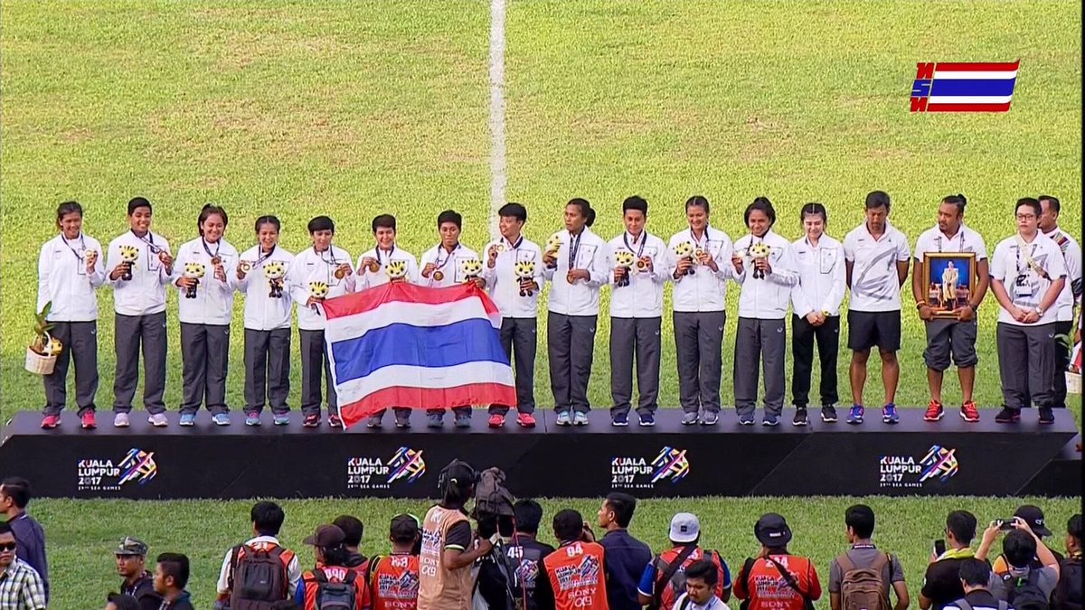 HmeAw_ZunG's tweet photo. คงมีแค่ประเทศไทย ที่ไม่ว่าจะแข่งขันอะไรสู่สายตาชาวโลก เมื่อได้รับชัยชนะ จะพร้อมชูพระบรมฉายาลักษณ์ทุกครั้งเสมอ🙏🏻🇹🇭#ซีเกมส์2017 #SEAGames2017 https://t.co/WEDria2r85