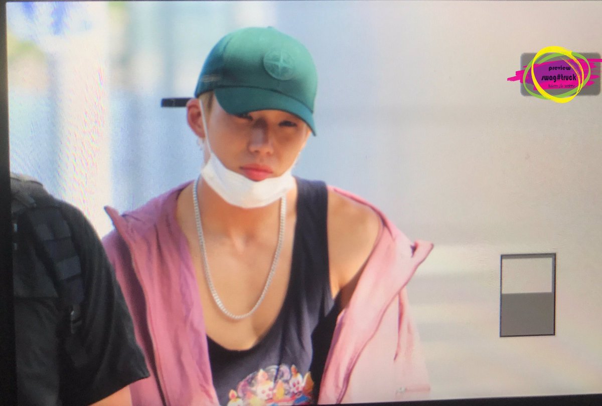 WhyYou_SoSe's tweet photo. ตอนอยู่เกา เสื้อผ่าลงถึงข้างใน...พอมาถึงไทย ร่องอกร่องใจ ก็ไม่ได้เห็น😂 เกลียด 55+ #bobby #Jiwon #KIMJIWON #iKON #WelcomeBackiKONtoThailand ❤ https://t.co/eb9SQrq3jR