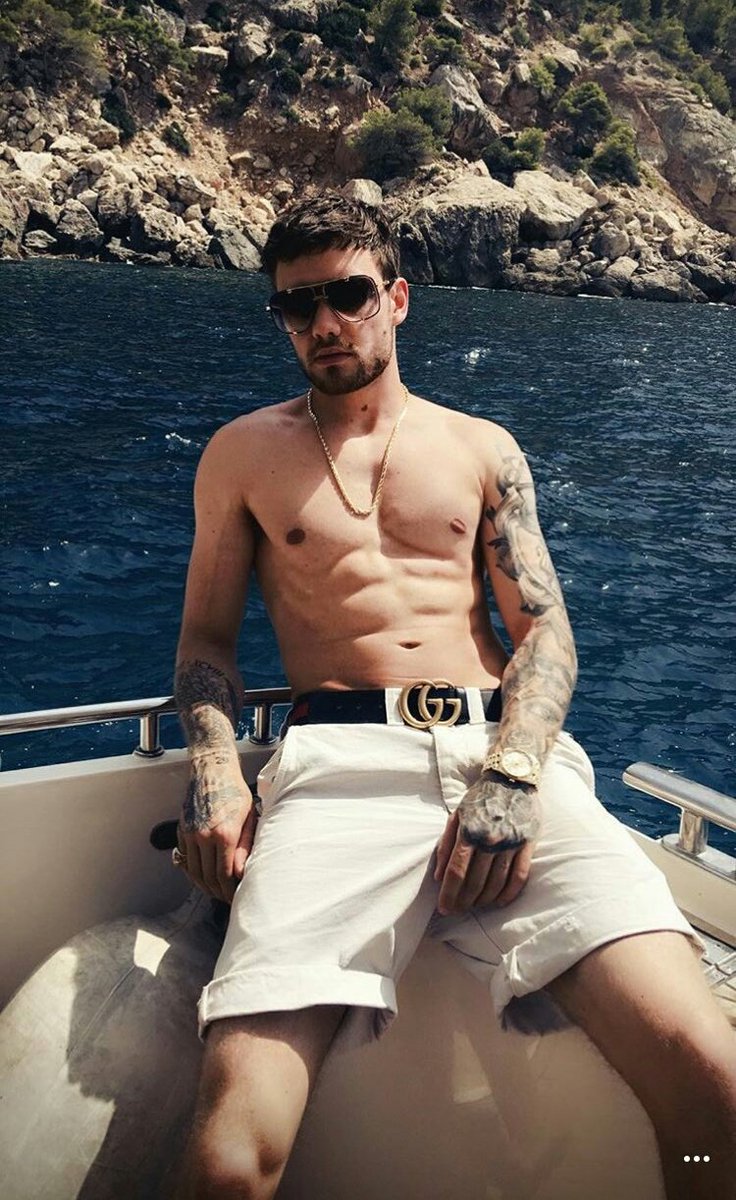 read_sky97's tweet photo. #HappyBirthdayLiamPayne al amor de mi vida la persona que me ayudó a no tener miedo a seguir luchando por mis sueños @LiamPayne 😘😘🎊🎊🎊🎉🎉🎂🎁😭😭😍 https://t.co/KX6xbHCh3w