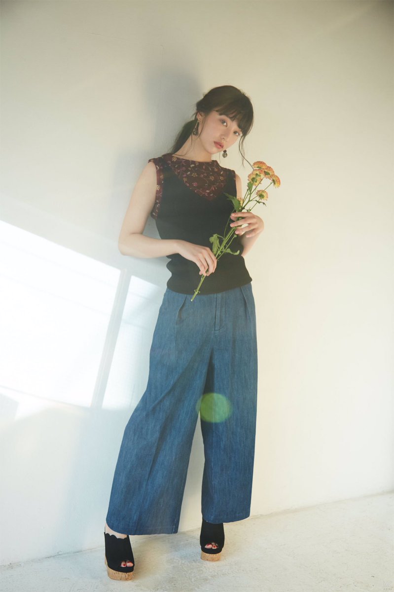 eclinofficial's tweet photo. WEBマガジン @howcollect さんにて掲載いただいてます👗
▶︎ナローストラップニットキャミ(入荷中)¥4,900

まずは素材から秋にチェンジ！今年もキュン♡なベロアアイテム @howcollect https://t.co/lZmlW3RsJk https://t.co/pSxeZPGLP7
