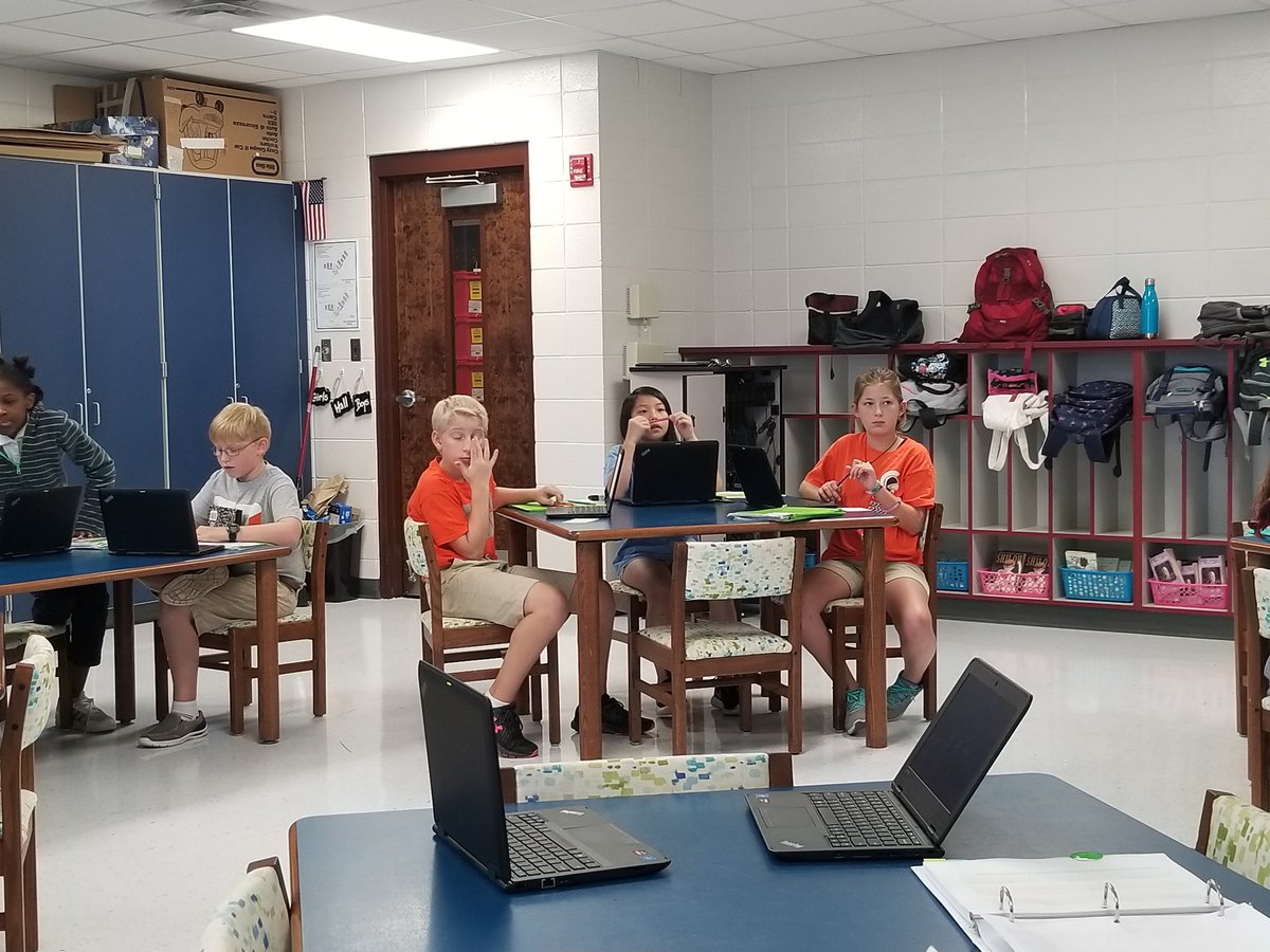 eujon_anderson's tweet photo. Mrs. Hardmon of @TroyElementary1 Empower and Engaging her students with #GoogleClassroom. #TroyCS2017 https://t.co/SWekgT3q4v