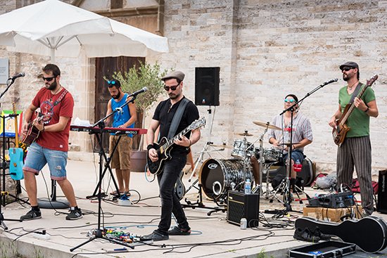 CivitasCultura's tweet photo. De Tu a Tu va sonar a la plaça del #monestir en un #vermut #musical ple de força i ritme.
#DeTuaTu #Musica #concert #music #SantLlorenç https://t.co/MIMAfWbUTk