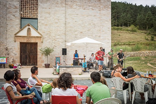 CivitasCultura's tweet photo. De Tu a Tu va sonar a la plaça del #monestir en un #vermut #musical ple de força i ritme.
#DeTuaTu #Musica #concert #music #SantLlorenç https://t.co/MIMAfWbUTk