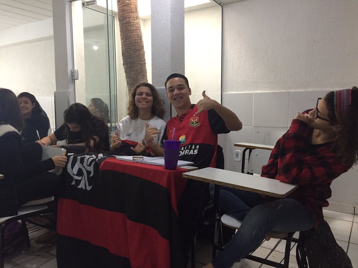 EDNAsFC's tweet photo. Depois de muito tempo ausentes, jogadores do EDNA's são flagrados comemorando a vitória de outro time na sala de aula (@Mirrorfootball) https://t.co/ec2gfdTwAG