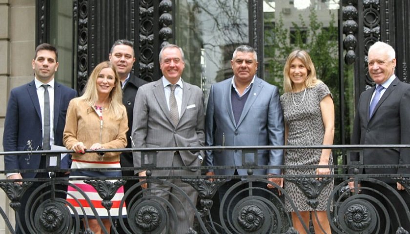 La <a href="/afa/">AFA</a> y la Comisión Cascos Blancos firmaron un convenio de colaboración y asistencia en las áreas de acción social
goo.gl/SzW2wg