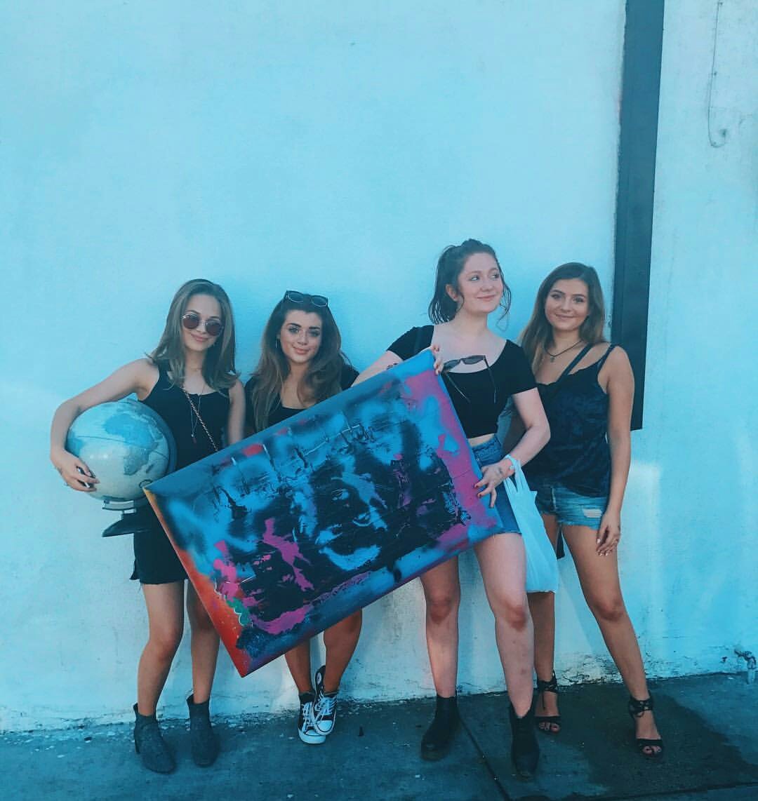 shamelessdailyy's tweet photo. @MichelleCella1 via #Instagram with @BrielleBarbusca @EmmaRoseKenney and @AlyssaJirrels 2 days ago // "melrose flea market ✨🌹" https://t.co/5ZWSgxbJL8