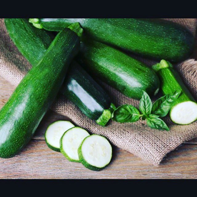 perfect_parent_'s tweet photo. #pregnancy #tuesday #tips ➡️ Check blood pressure and consider a birth plan‼️Did you know❓baby has eyelashes and is the size of a zucchini 😍 https://t.co/FVOrv4Emtu