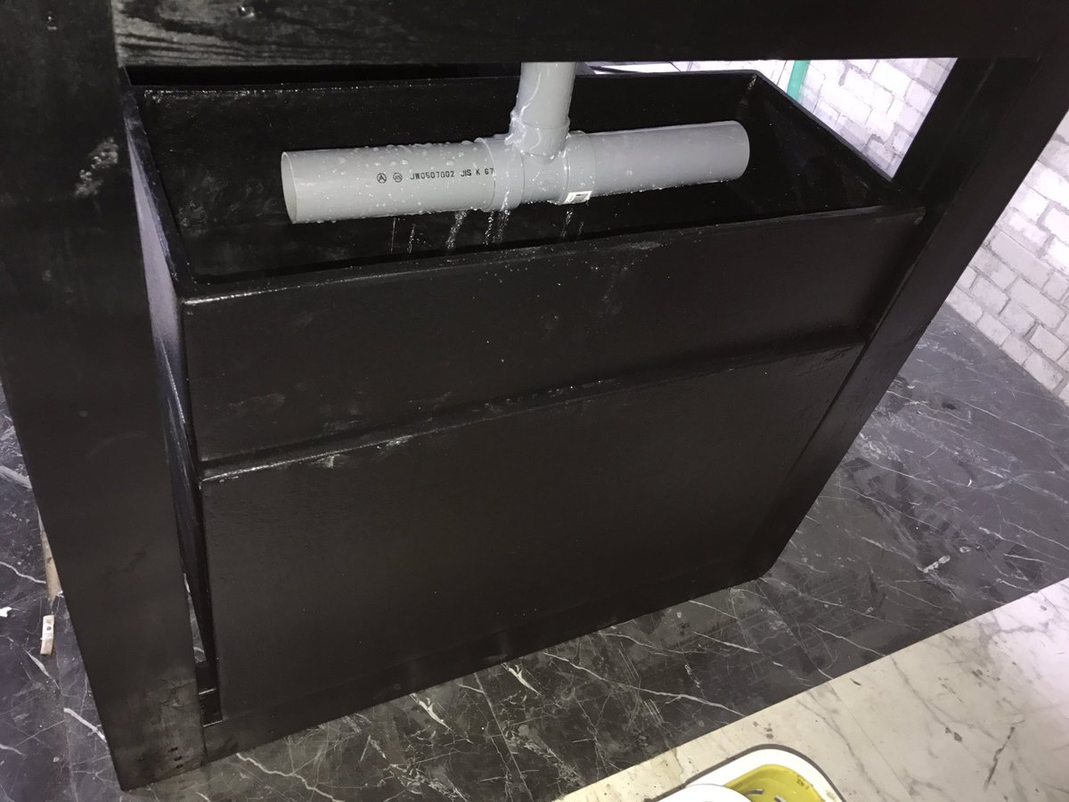 totalability2's tweet image. 特価 W180cmD90cmH60cm  FRP  水槽  オーバーフロー セット
関東方面 送料込み  25万  
配達は９月２０日（多少誤差有）  
フタ 飛び出し防止加工、餌スライド窓、塩ビ2mm  1万円 
リツイートして頂ければ幸いです。