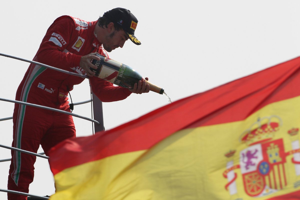 F1's tweet photo. MOST PODIUMS AT MONZA (current drivers)

6 ALO (📷 2012)
5 VET, HAM
3 RAI, MAS
1 PER

#ItalianGP 🇮🇹 #F1 https://t.co/djdf8kdRN7