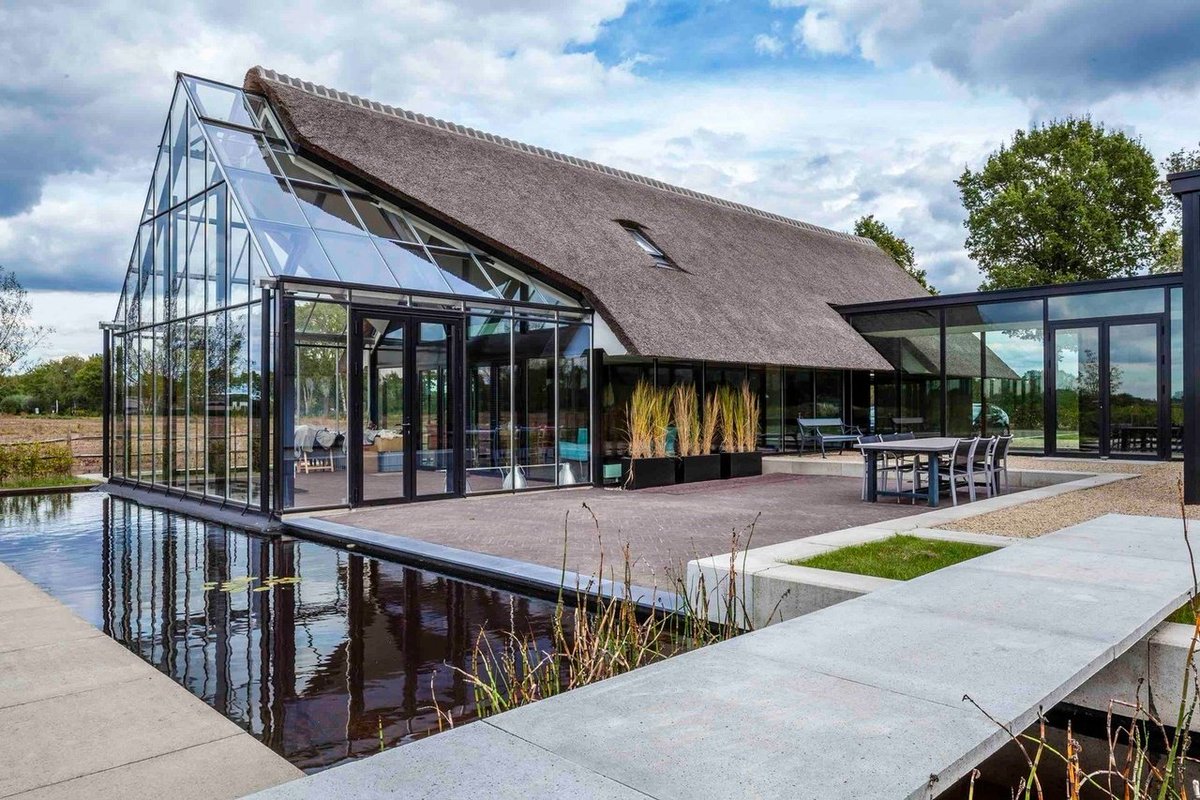 CCDesignCenter's tweet photo. From unique glass homes to wavy modern exteriors, check out this year's best architecture. https://t.co/3Bo1JR1q3i https://t.co/bxZNsE2thQ