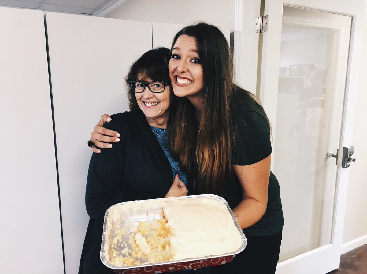 abracamanda's tweet photo. Donna made all my dream(sicle)s come true today. Also there's jello in the cake. 🍊 #thislady #thiscake #ohhappyday w https://t.co/tm9BtGyjzE