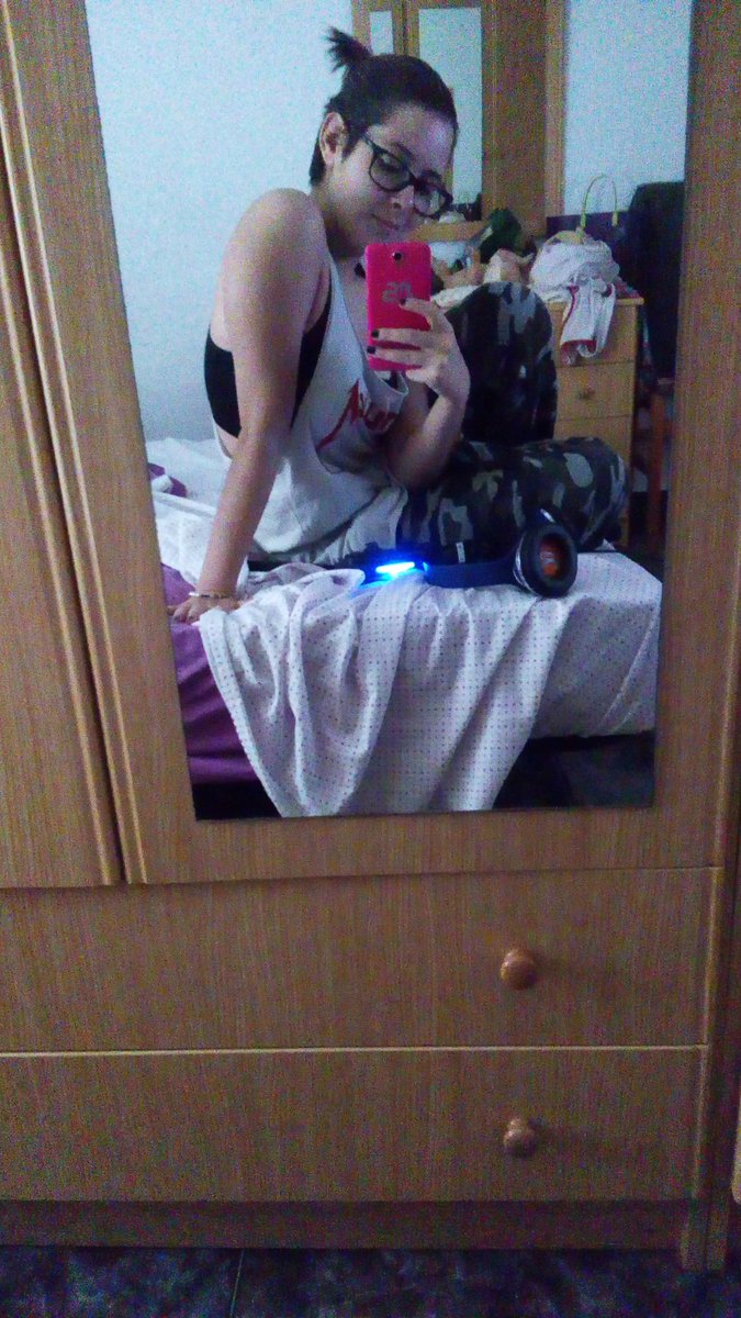isaaster's tweet photo. Mini-cola °^° 
¿¡Que cojones le pasa a mi puto brazo?! XDD https://t.co/CRhWITutdD