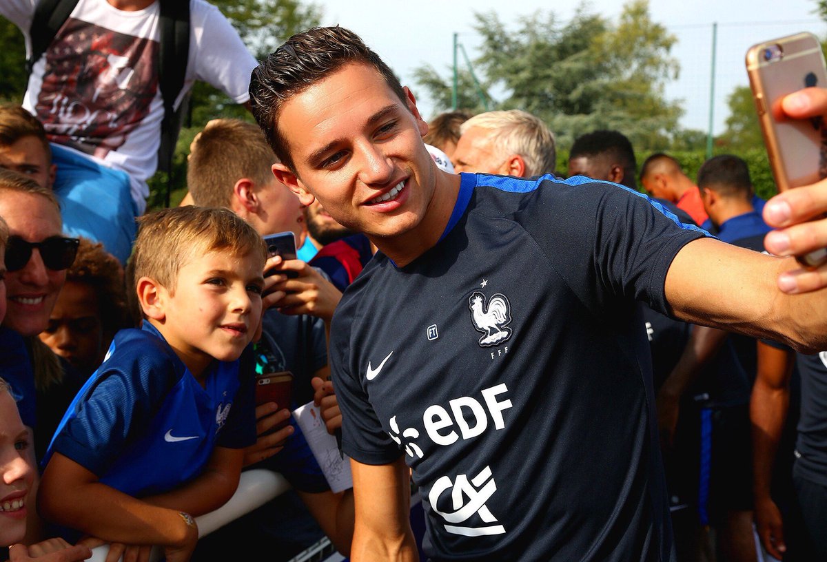 FlorianThauvin's tweet photo. Super moment avec nos supporters à Clairefontaine ! #Fiersdetrebleus 😍🙏🏼🇫🇷 https://t.co/yIL8HCB0oD