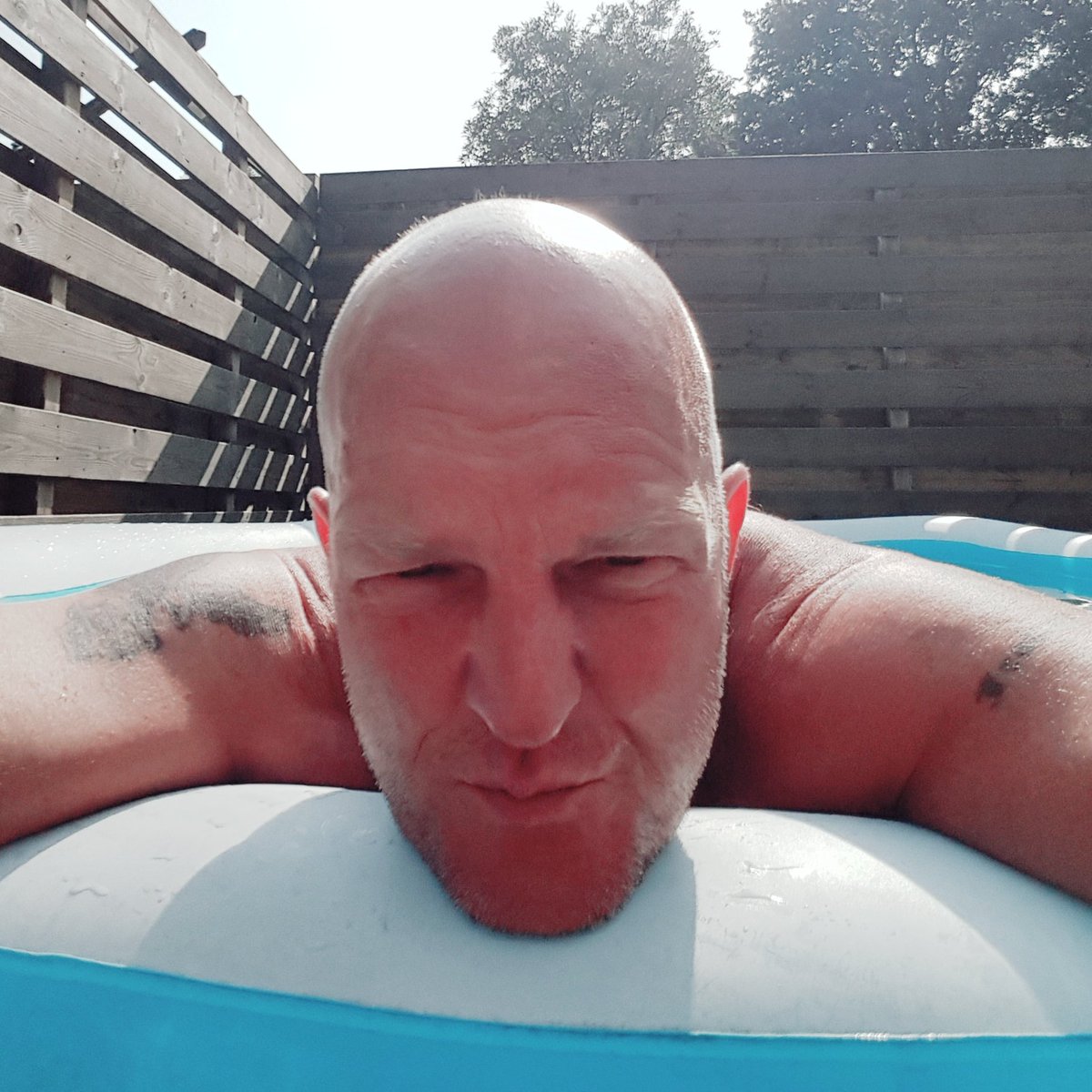 ElGiraffo's tweet photo. Eentje dan... in 't zwembad... omdat het kan 🤣🤣🤣
#PutinShirtlessChallenge https://t.co/uRjkHnnvg2
