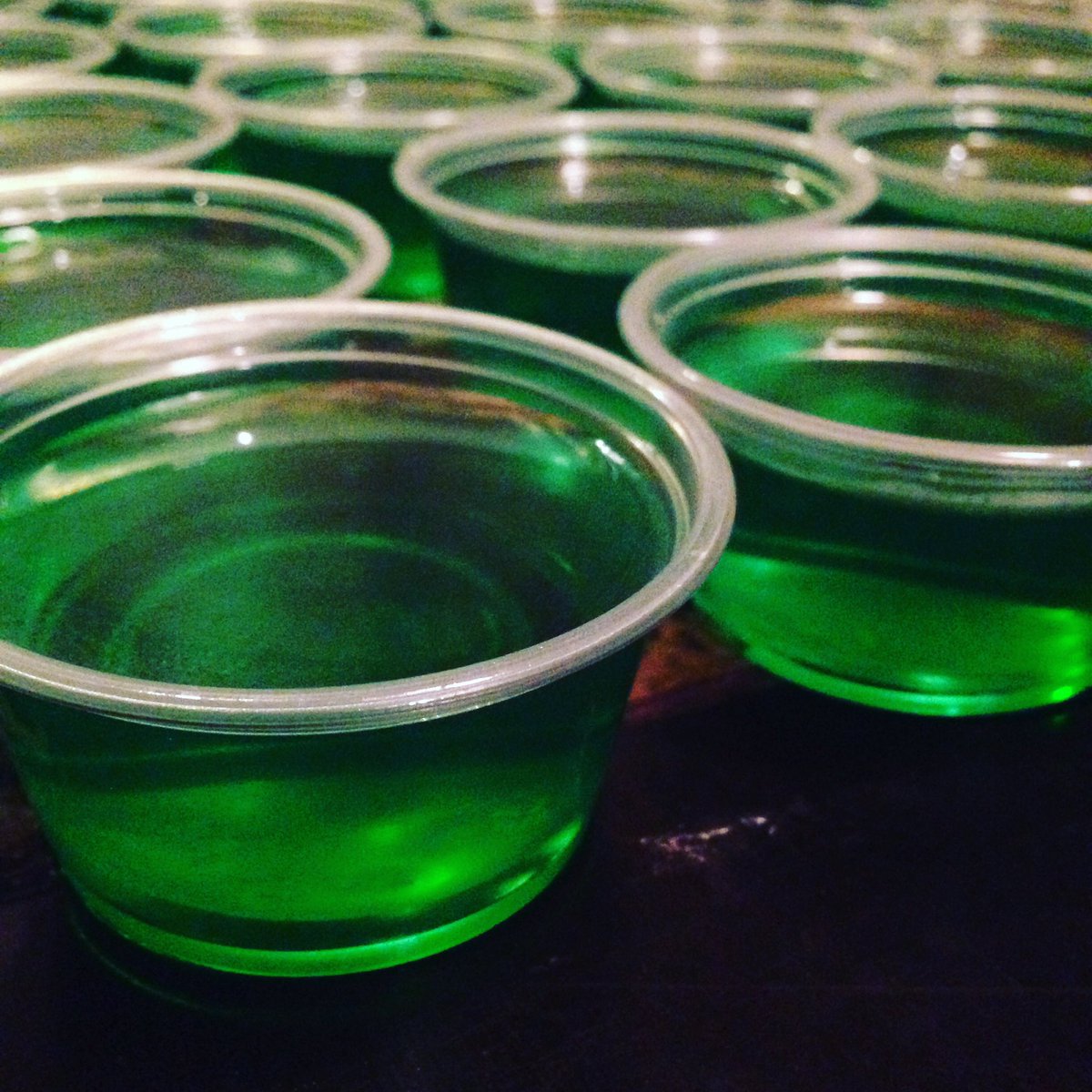 rya2312's tweet photo. 🦍 Glue Shatter Infused Jello Dab Shots! #dab #edbiles #jello #truecooks #calichef #shatterinfused#710#hightimes https://t.co/GW1eHvdh7J