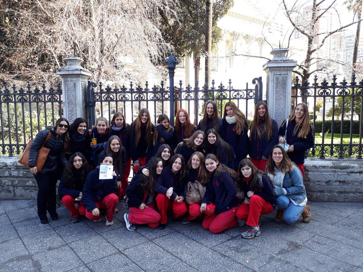 stgoturismo's tweet photo. En un tour programado especialmente para ellas, alumnas de I° Medio del Colegio Santa Úrsula, disfrutaron el Centro Histórico de Santiago. https://t.co/cyacLpFSBA