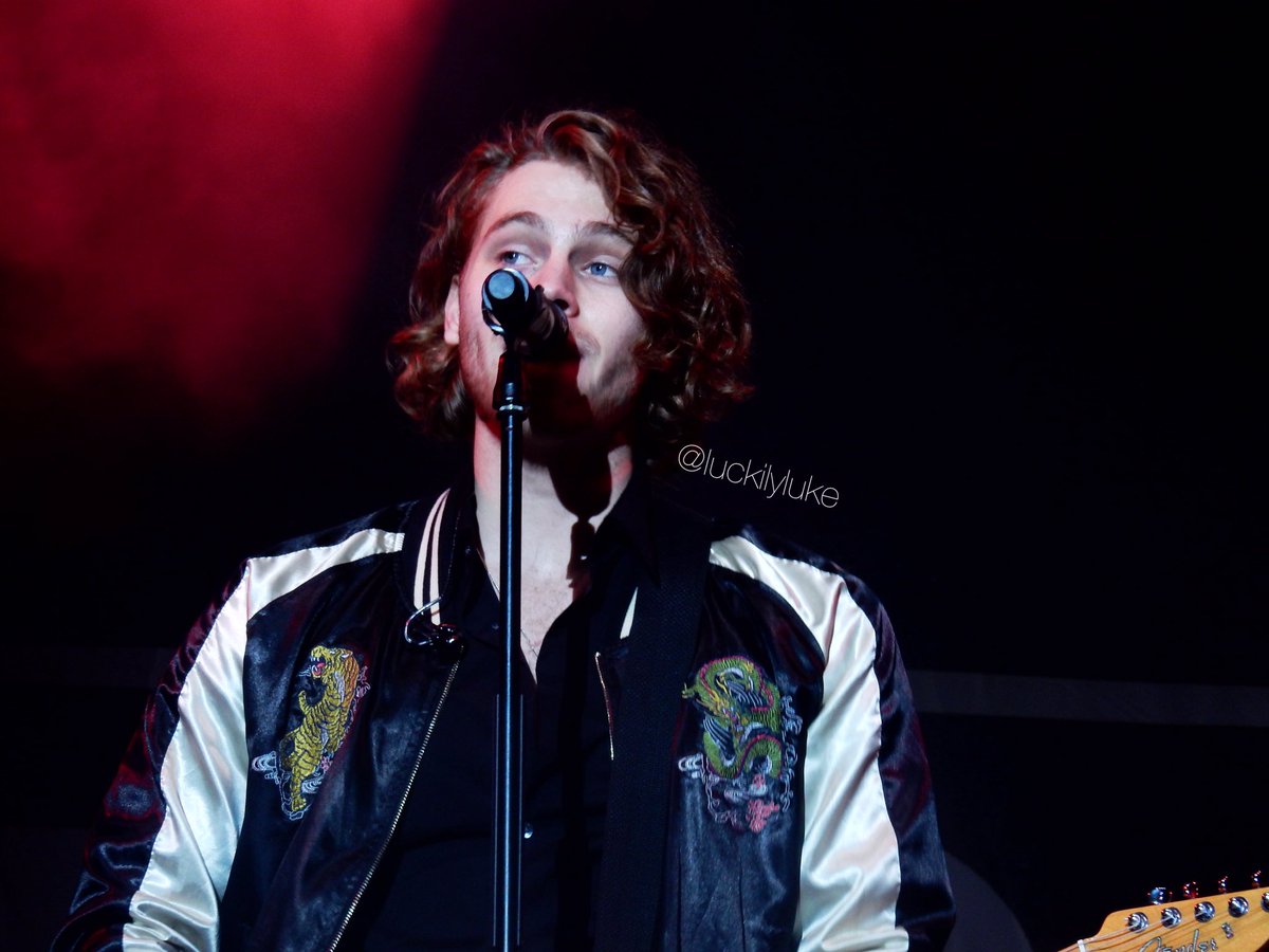 luckiIyluke's tweet photo. that's what i like about luke https://t.co/sI8wFMJVyH