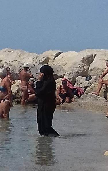 Enzo_Alias's tweet photo. Scène malheureusement quotidienne à #Marseille ! Hier après-midi à la plage ! Reveillez-vous ! https://t.co/Vy4OdKiPBQ