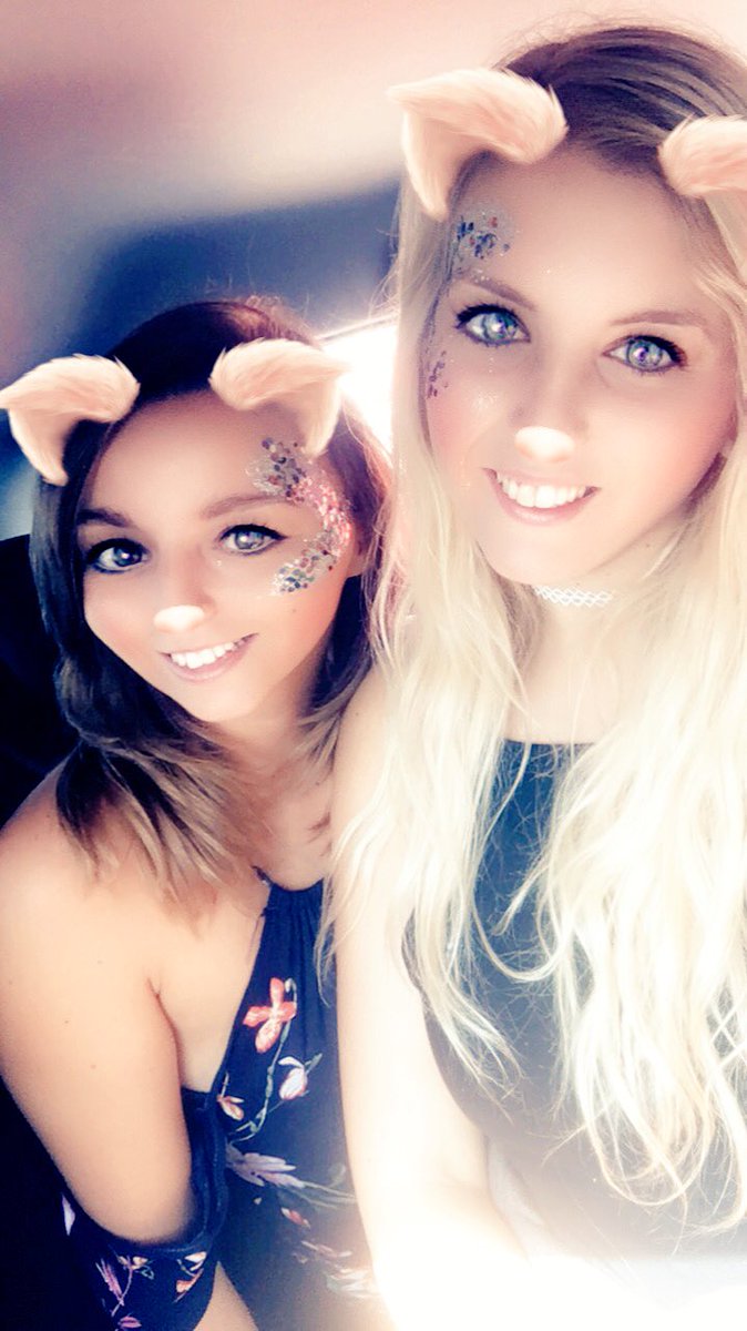 TabbyLavi's tweet photo. Is it time to glitter up and go back to the festivals yet? 🤔🙄😟 #festivalblues #RandL17 #glitterfaces https://t.co/cC8QZ7aUlQ