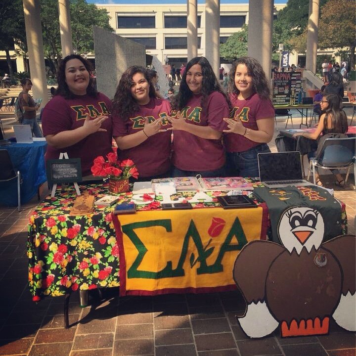 UTSA_SLA's tweet image. We are outside the JPL for the involvement fair. Come on out and meet las señoritas! #aquí #utsamgc #utsagreeklife #utsafallrecruitment
