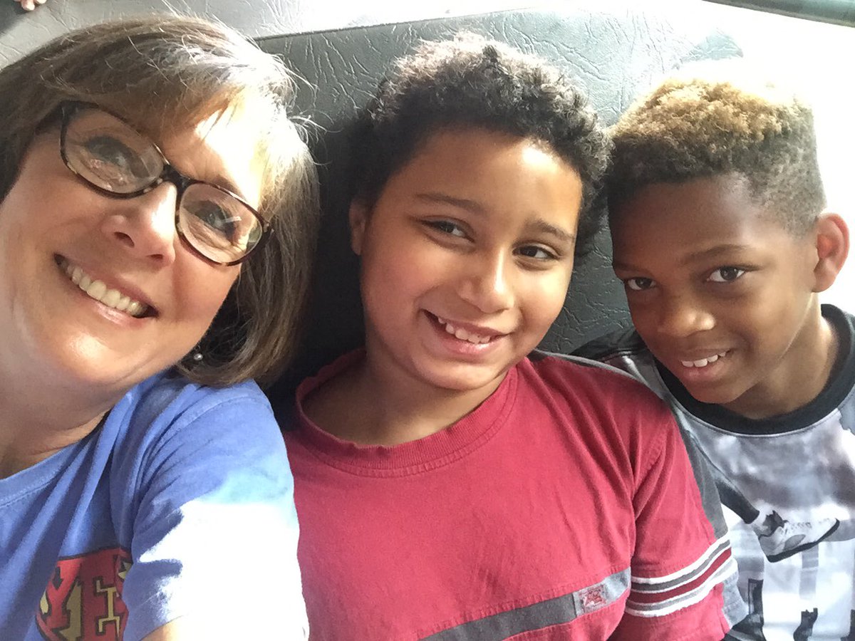 LauraRubin65's tweet photo. Great morning with YES 5th graders at Adventures in Art!  #CelebrateAuburn #yarbroughknights https://t.co/5oAyHrkcaJ
