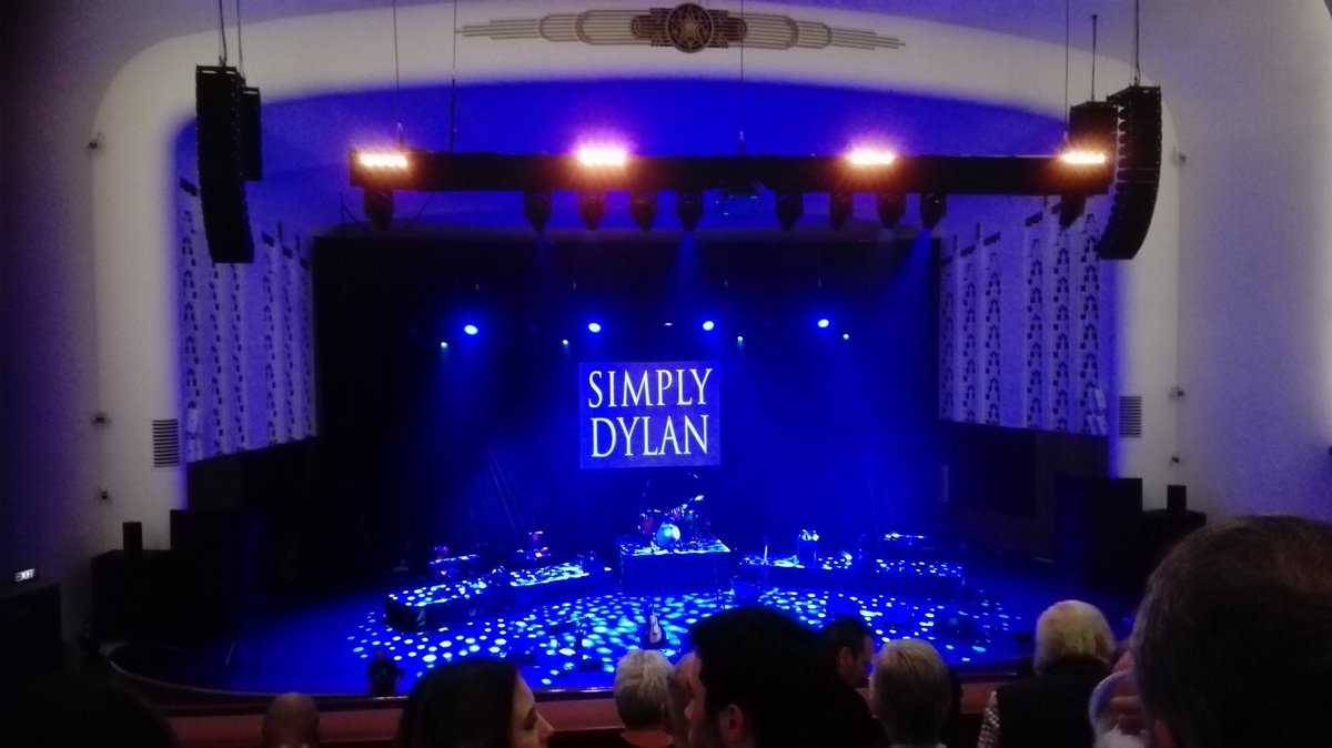 PurplePixie1986's tweet photo. Paddy's birthday surprise <3 Awesome show :-) #simplydylan #tributetobobdylan #notabobdylantribute #philharmonichall #Liverpool https://t.co/ntmQRpuiVg