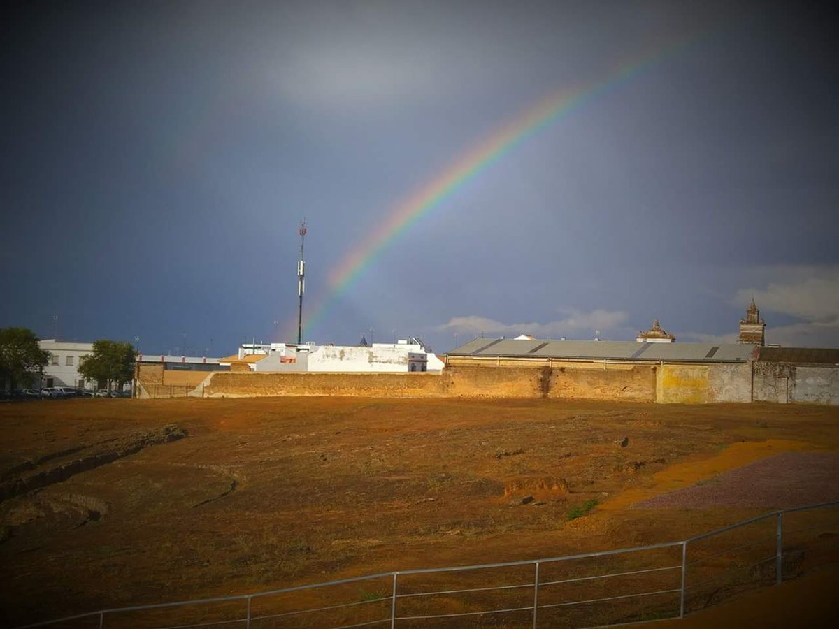 SalPorSevilla's tweet photo. La lluvia dibuja un #Arcoiris sobre el Anfiteatro de #Carmona #Sevilla. #Fotografía de Joaquín Villa #salporsevilla #ProvinciaSVQ https://t.co/K2B45Dmgy5